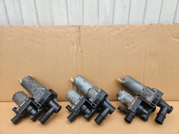 Vattenpump BMW X3 E83 LCI 2.0D 2006-2010 OEM 8369807 image 3