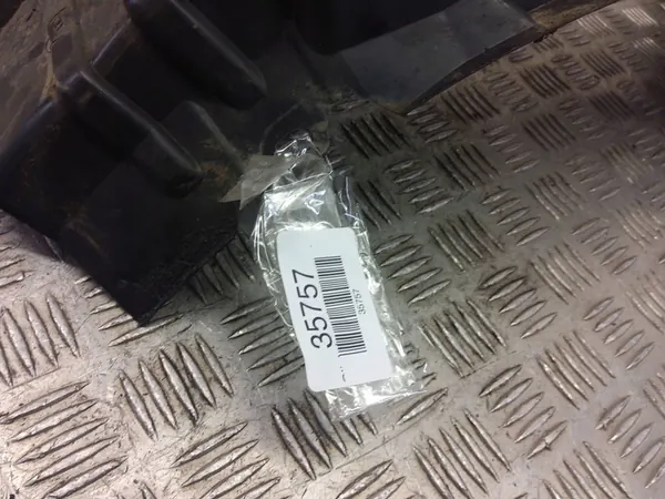 Toyota Auris E180 2016 Etuvasen Lokasuoja image 8