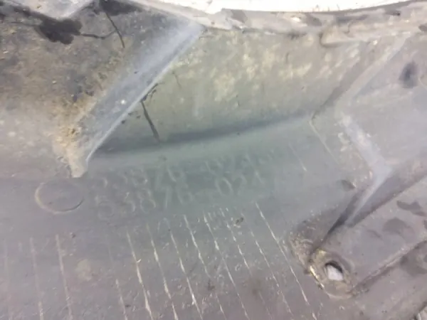 Toyota Auris E180 2016 Etuvasen Lokasuoja image 9