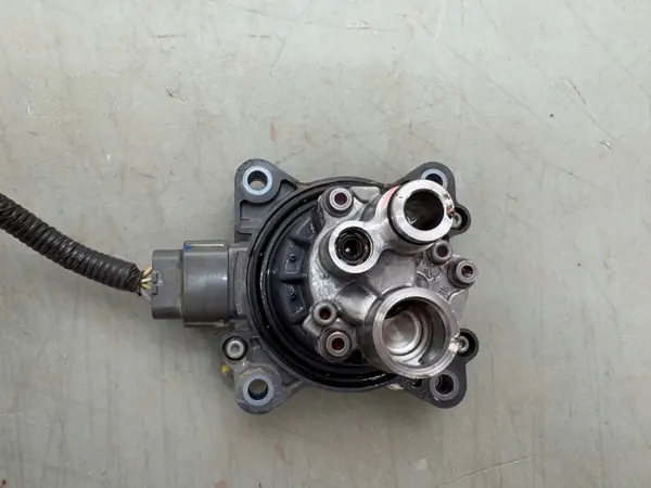 Pompe à huile Renault OEM 290D68627R - État utilisé image 3