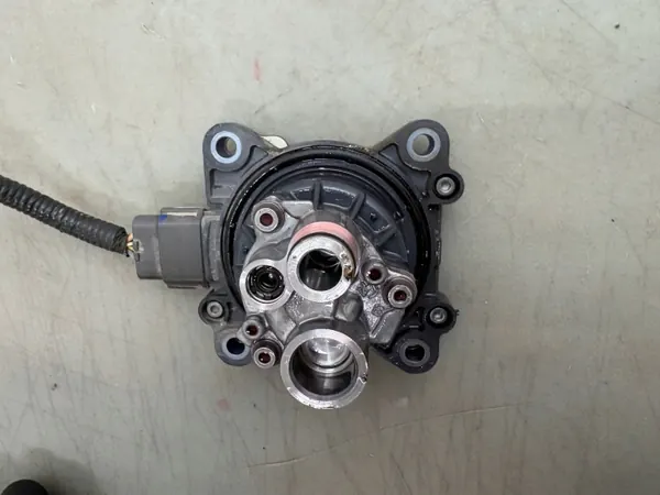 Pompe à huile Renault OEM 290D68627R - État utilisé image 4