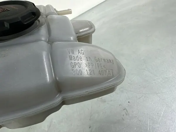Volkswagen OE Kühlmittelbehälter 3Q0121407A image 7