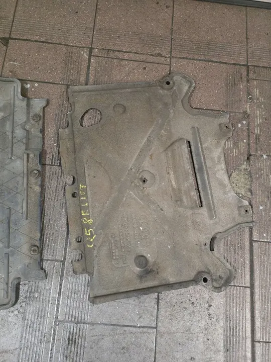 Audi Q5 8R Motoröverdrag Komplett 8R1863821E image 3