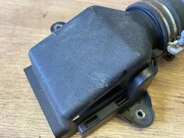 Toyota C-HR 2020 luftintagsledare OEM 177520T060 image 4