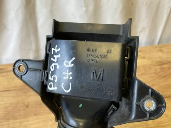 Toyota C-HR 2020 luftintagsledare OEM 177520T060 image 6