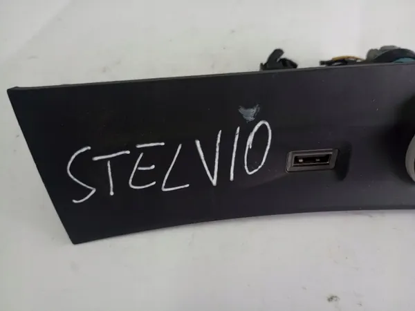 Panneau USB Alfa Romeo Stelvio OEM 156115933 image 4