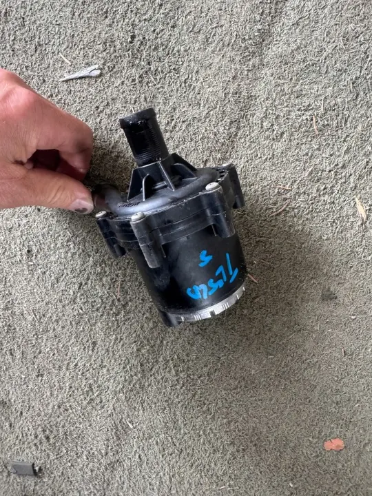 Tesla watercirculatie hulppomp OEM 251086 image 3