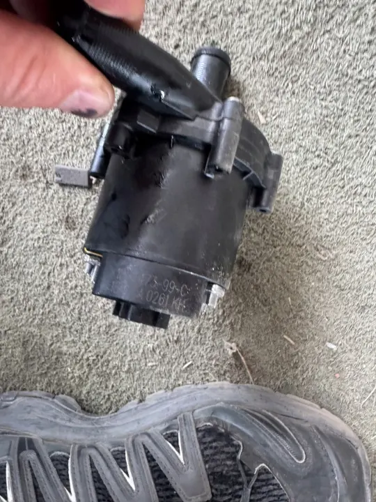 Tesla watercirculatie hulppomp OEM 251086 image 4