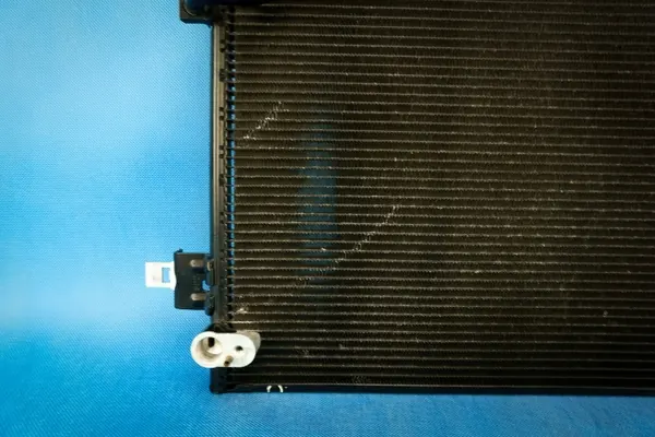 Audi A8 S8 AC-kondensaattori OEM 4H0260401F 4H0260403F image 3