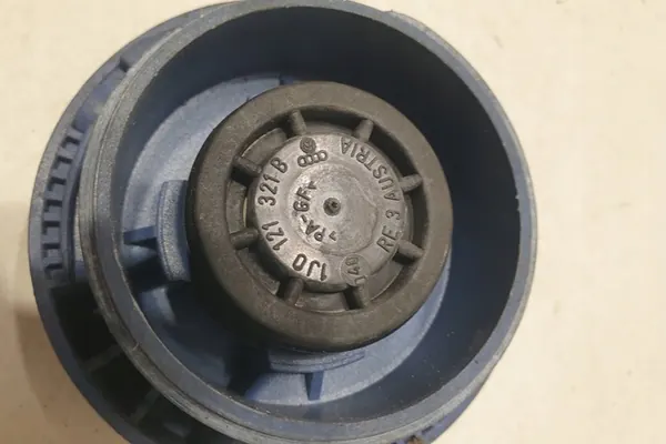 Koelvloeistofreservoirdeksel AUDI A3 1.6L 1J0121321B image 2