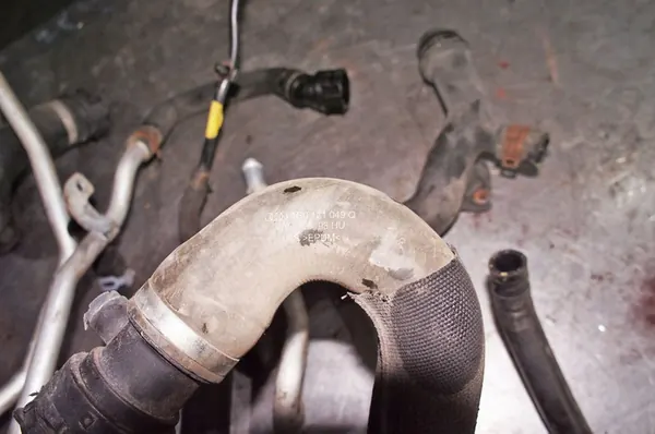 UF251 Audi A6 C7 Vesiputket 4G0819350B image 3