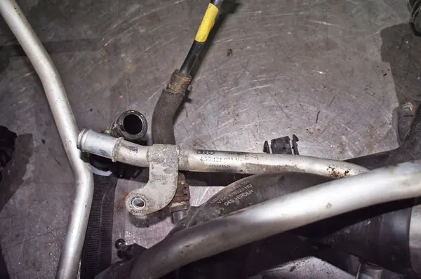 UF251 Audi A6 C7 Vesiputket 4G0819350B image 6