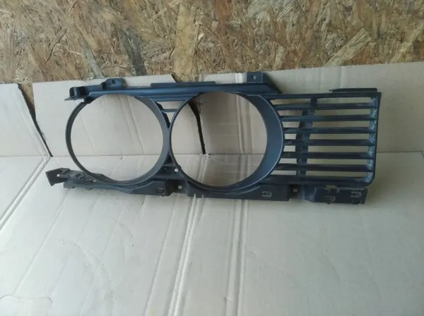 OEM OKULAR RAMKA ATRAPA LAMPY PRZÓD PRAWA BMW E32 image 2