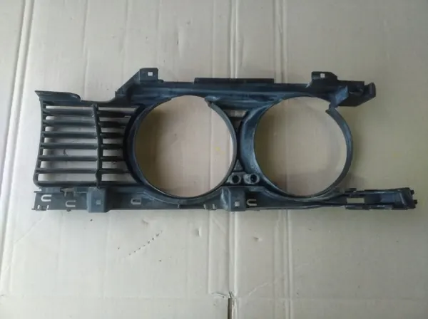 OEM OKULAR RAMKA ATRAPA LAMPY PRZÓD PRAWA BMW E32 image 3