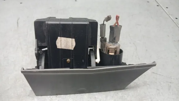 Cendrier Opel Astra H OEM VOLVOMAR-137262-31574-0100 image 3
