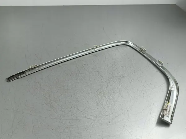 Joint de vitre latérale Maserati Levante OEM DXB70033373 image 4
