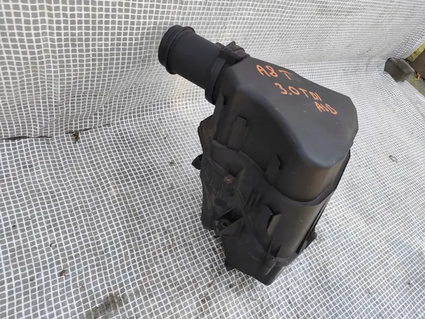 AUDI A8 D3 3.0 TDI Ilmansuodattimen Kotelo 4E0129620E image 2