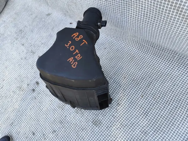 AUDI A8 D3 3.0 TDI Ilmansuodattimen Kotelo 4E0129620E image 3