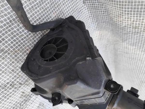 AUDI A8 D3 3.0 TDI Ilmansuodattimen Kotelo 4E0129620E image 5