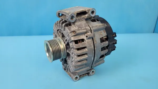 MERCEDES W205 C400 3.0B 19r Vaihtovirtageneraattori A0009061722 image 2