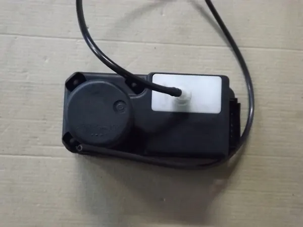 Couvercle pompe verrou central OEM 1H0 962 257 VW image 6