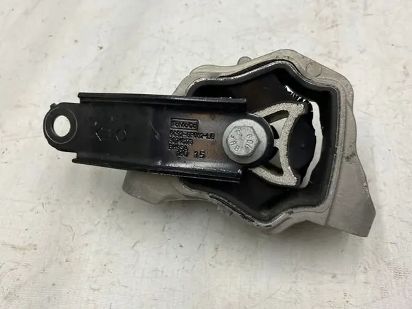 Volvo Moottorin Kiinnike 31330138 image 4