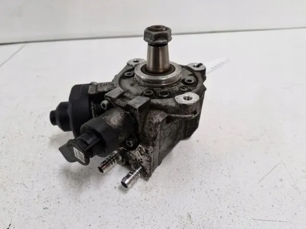 Bomba de inyección OEM 03L130755D para VW Passat B7 image 3