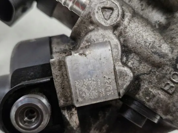 Bomba de inyección OEM 03L130755D para VW Passat B7 image 6