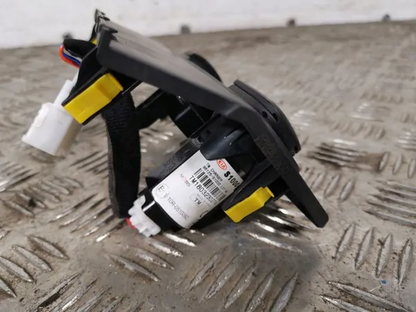 Enchufe USB Hyundai Santa Fe OEM FBZ11940 image 3