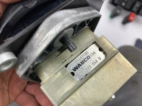 Soupape de frein à main DAF LF Euro 6 OEM 9617230540Q image 6