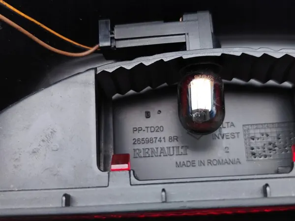 Feu Stop Dacia Sandero II OEM 265987418R image 7