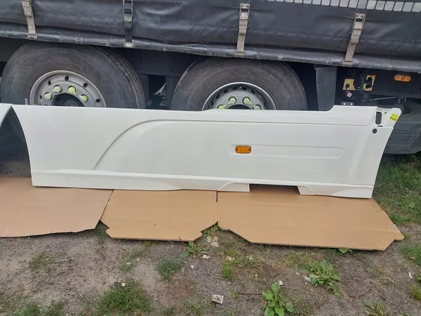 Conjunto de Spoiler DAF XF 106 Usado 2123059 2123053 image 2