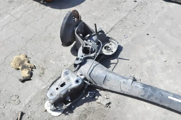Opel Mokka B bakaxelbalk OEM 252652 image 4