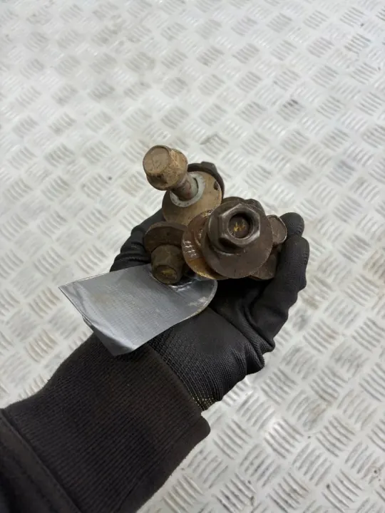 Tornillo Excéntrico OEM Mitsubishi Pajero III Delantero image 3