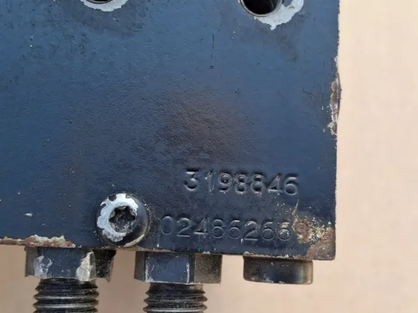 Bomba elevação cabina Volvo OEM 3198846 - Usado image 5
