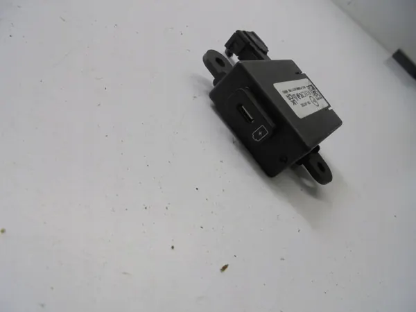 USB-laddningsuttag OEM 96125-P1600WK för Kia Sportage image 2