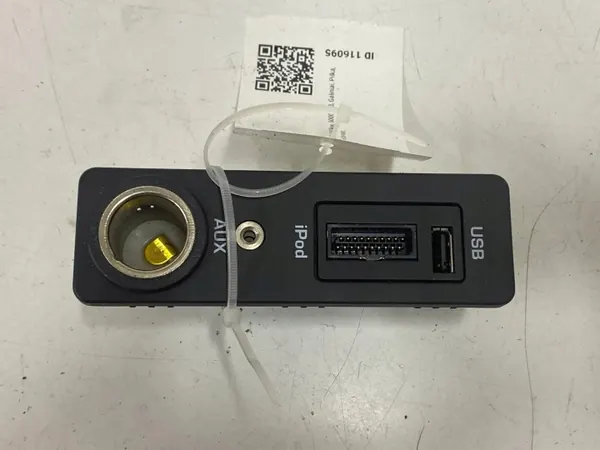 Jaguar XF X250 AUX-pistorasia OEM 80657961 image 2