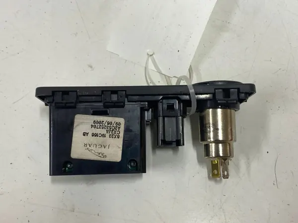 Jaguar XF X250 AUX-pistorasia OEM 80657961 image 3