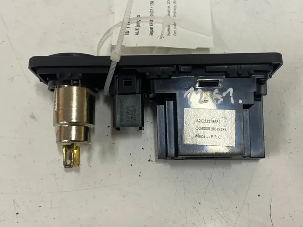 Jaguar XF X250 AUX-pistorasia OEM 80657961 image 4