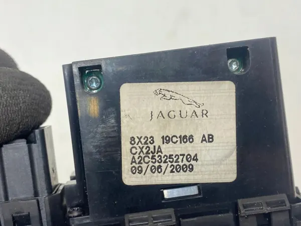 Jaguar XF X250 AUX-pistorasia OEM 80657961 image 6