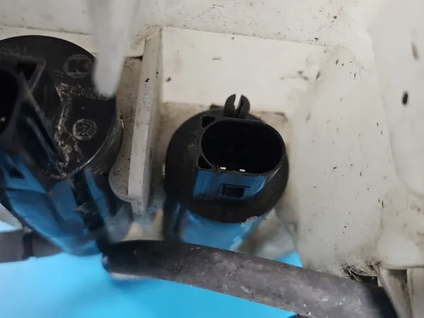 Pesunesteensäiliö OEM 31378731 Volvo S90 II 2016- image 5