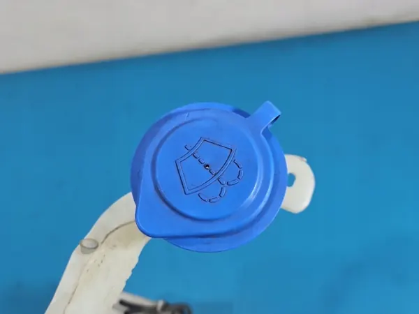 Pesunesteensäiliö OEM 31378731 Volvo S90 II 2016- image 8