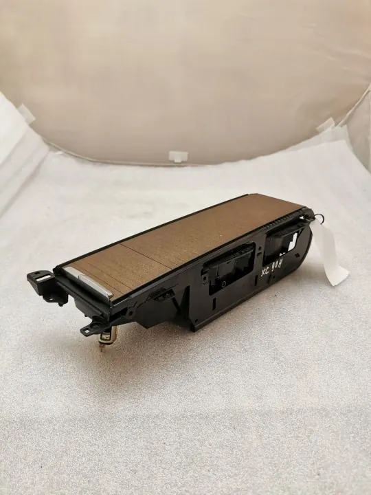 Volvo XC90 Framre dryckeshållare OEM 31389958 image 2