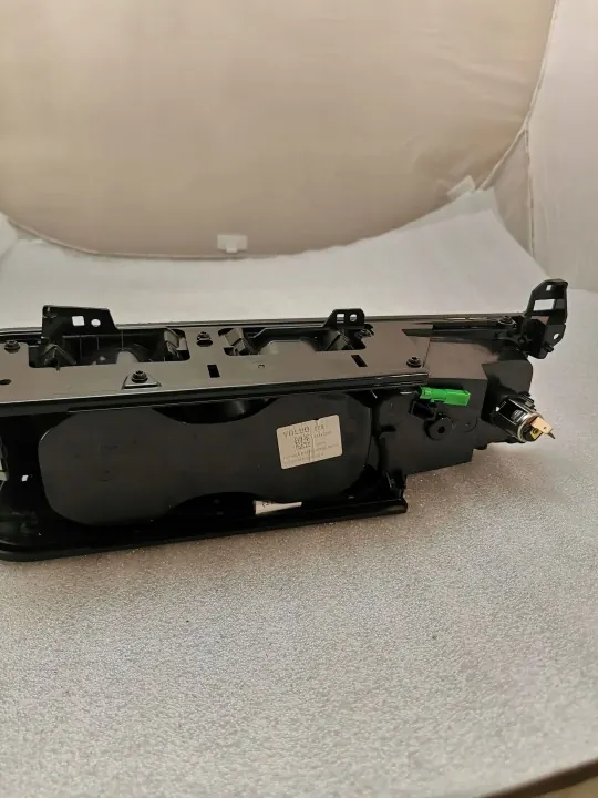 Volvo XC90 Framre dryckeshållare OEM 31389958 image 4