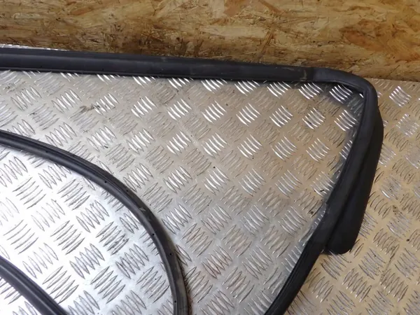 KIA Sportage takaoven tiiviste OEM BTU2838 oikea puoli image 3