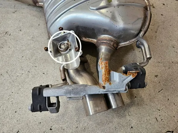 Pakoputken Vaimennin OEM A2054900901 Mercedes Vasen Oikea image 6