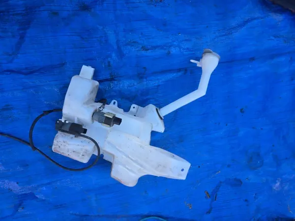 Pesuliuosäiliö OEM 28910HV005 Nissan Qashqai J11:lle image 2