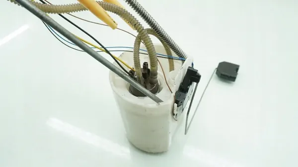 VW Amarok 2.0 TDI Kraftstoffpumpe 2H0919050B image 2