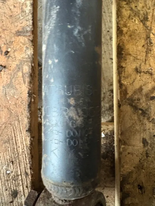 Framfjädring Mitsubishi OE - OEM AMORTYZATOR PRZEDNI image 10