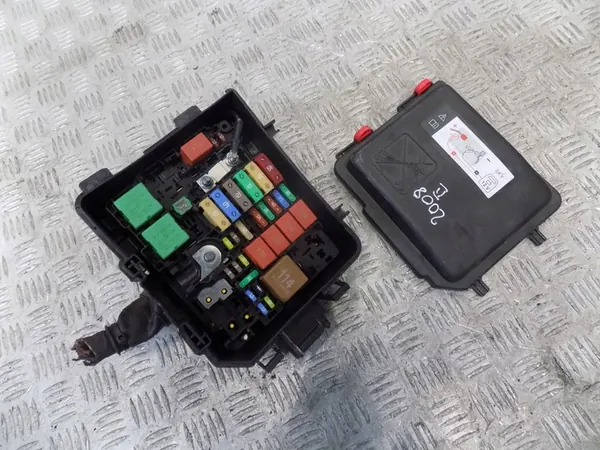 Zekeringkastmodule Peugeot 2008 II 2019 1.2 THP OEM MIT4900 image 2